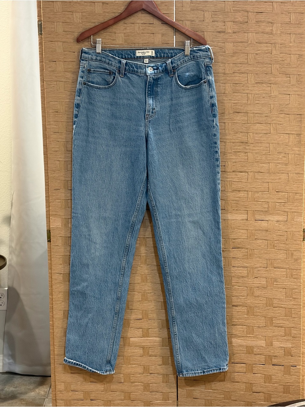 Abercrombie and Fitch Curve Love High-Rise Straight Leg Jeans in Light Blue 14XL - Picture 2 of 7